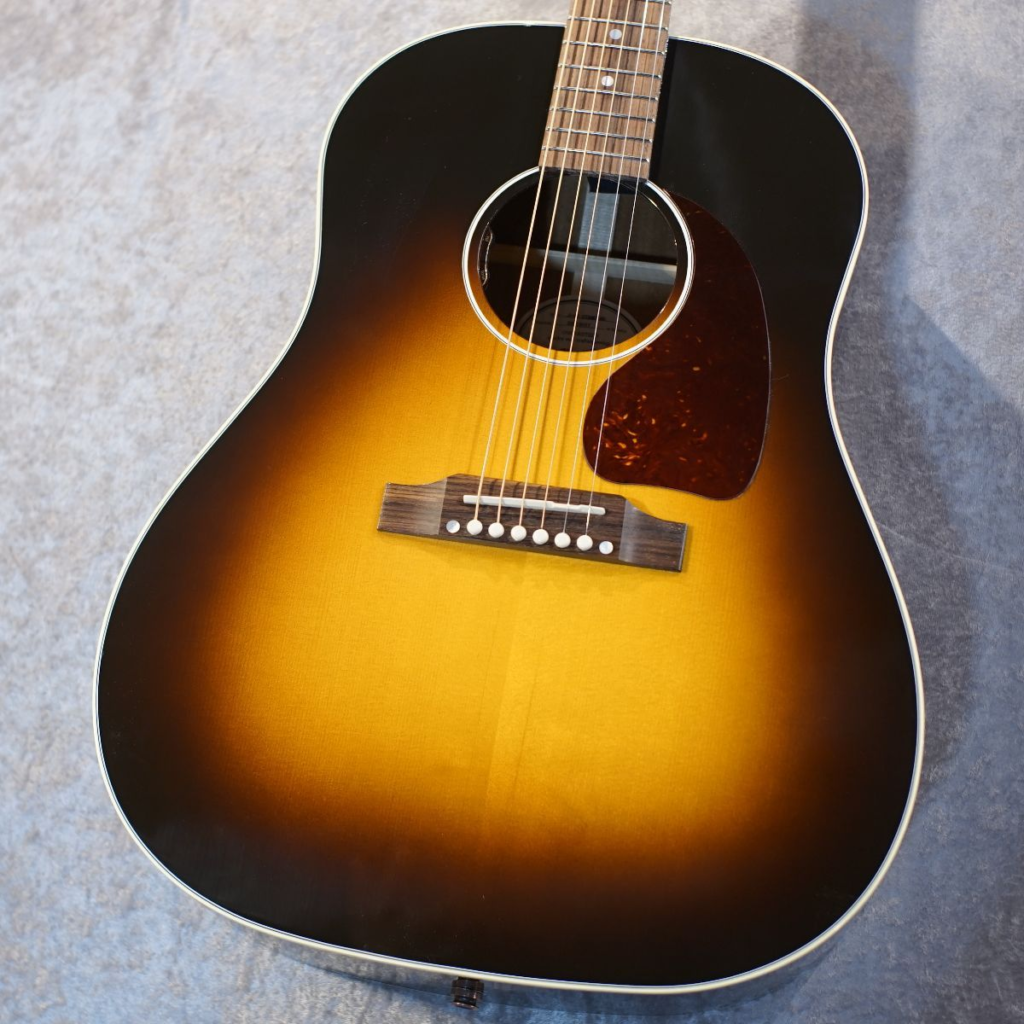 歌い手に愛されるGibsonアコースティックギター、J-45とHummingbirdの
