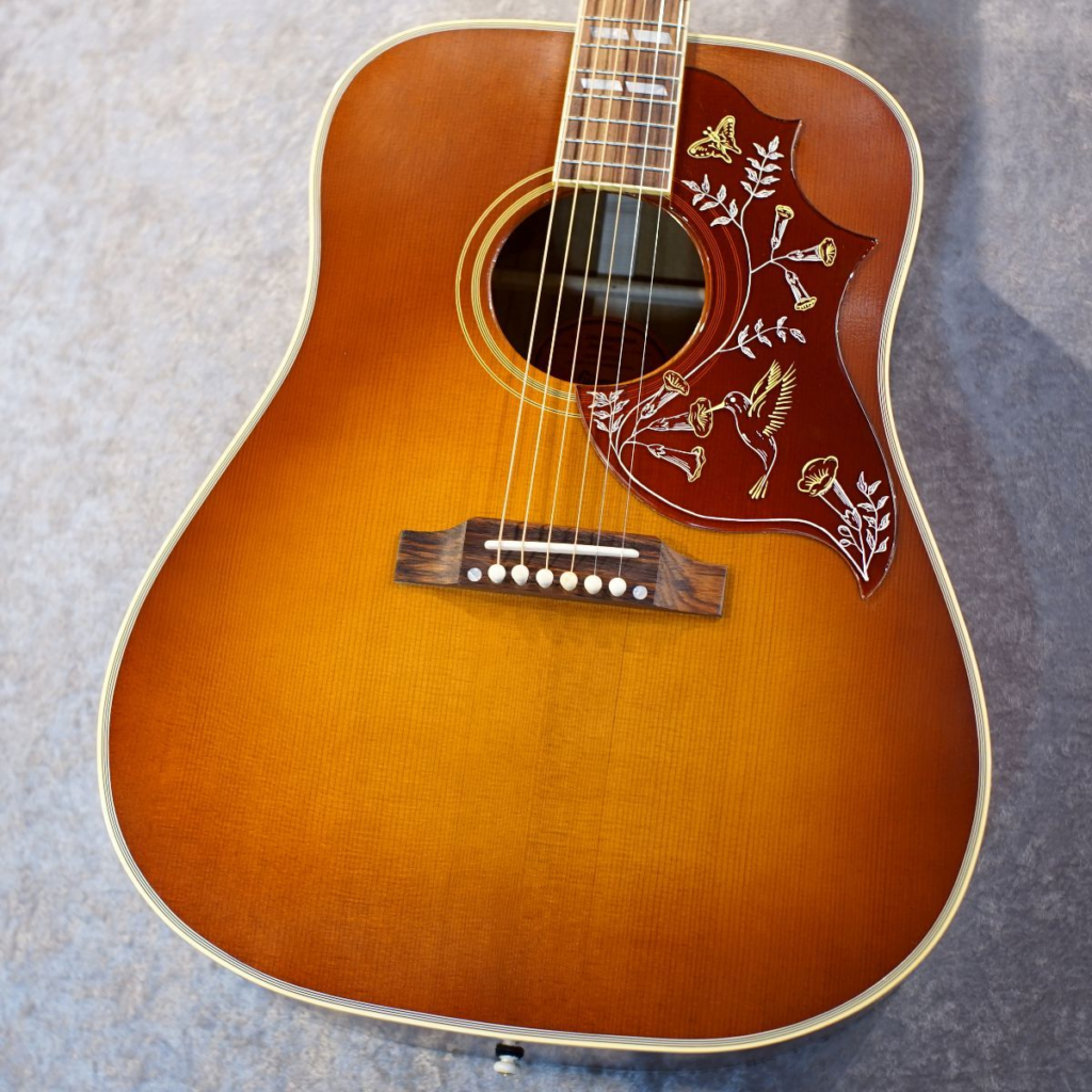 歌い手に愛されるGibsonアコースティックギター、J-45とHummingbirdの