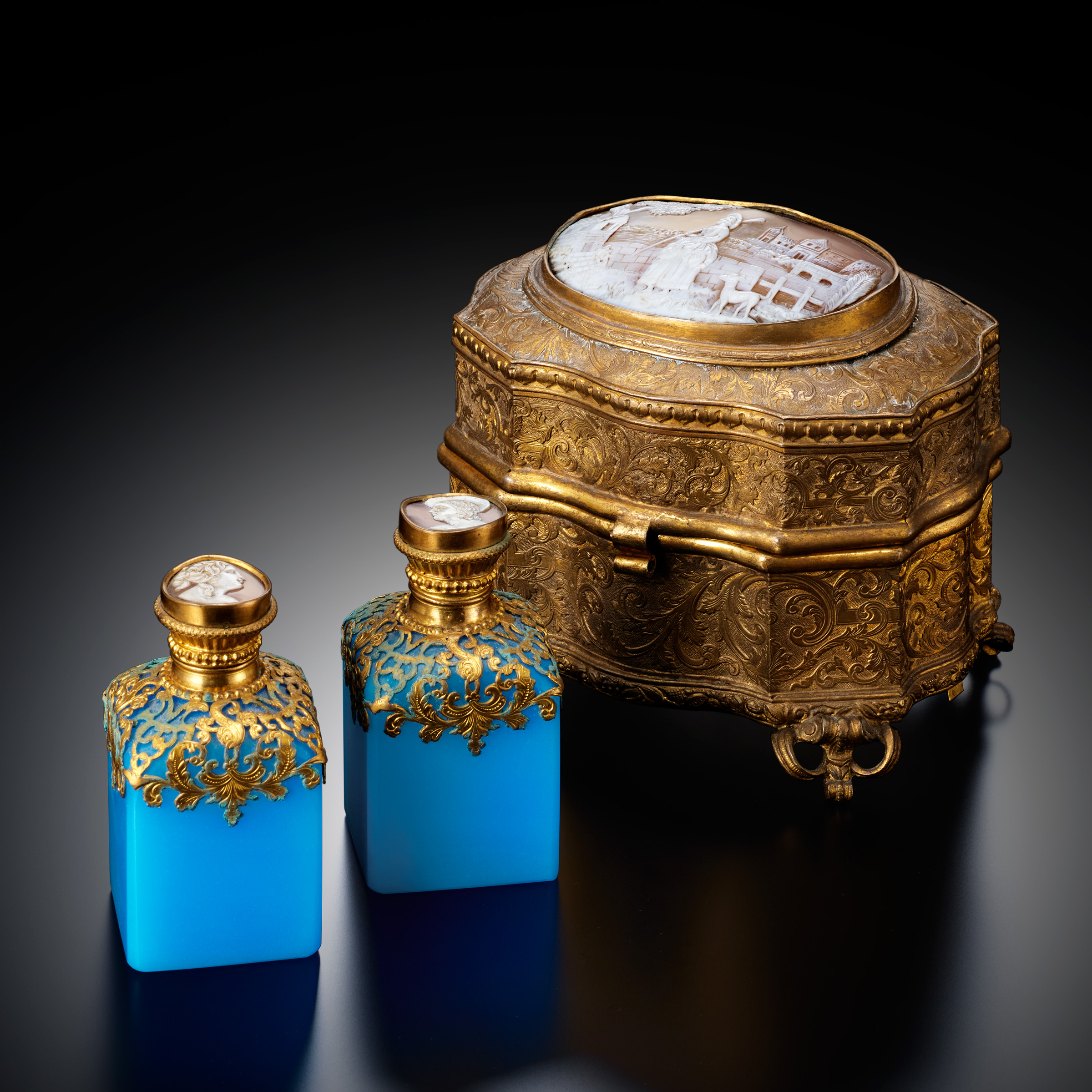 展示作品の御紹介:カメオ飾り香水瓶セット | 箱根ガラスの森美術館