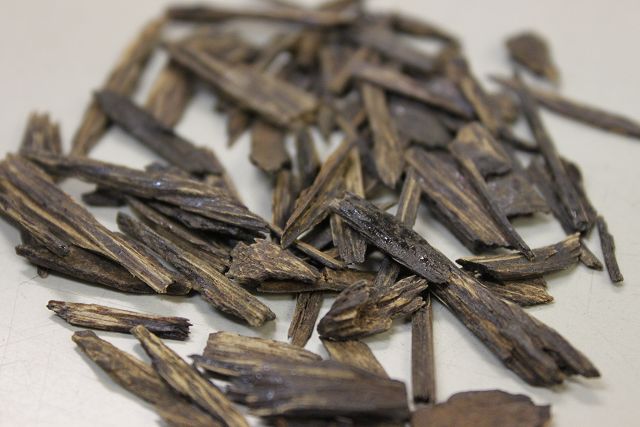 カリマンタン産のタニ沈香のツメ状で香りに苦みと辛みがあり、油分が