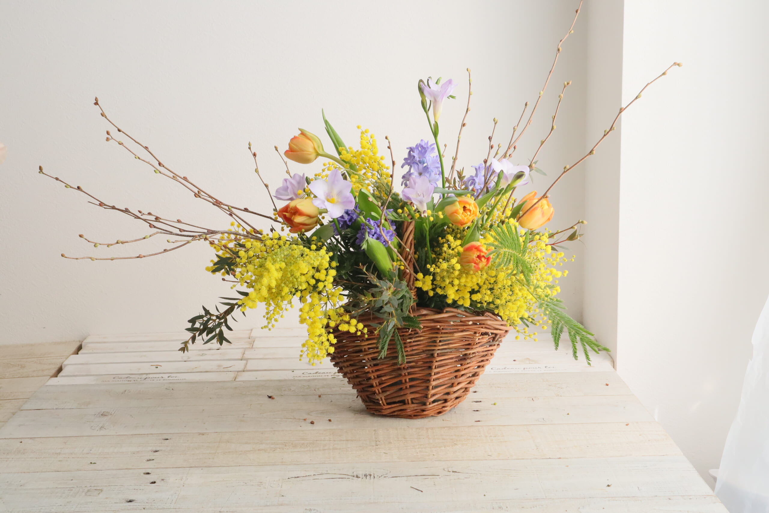 うきうき花レシピ 『ミモザのカラフルバスケットアレンジ』 - はなどん