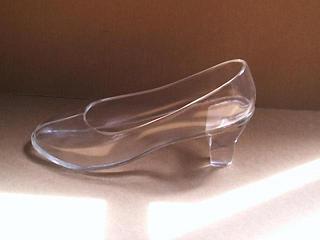 履けなければ、ガラスの靴とは言えません？本当に履けるシンデレラの