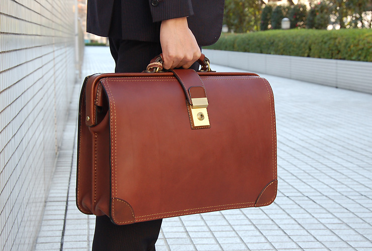 革鞄の魅力が詰まった貫録のあるハードレザーのダレスバッグ / 革鞄の
