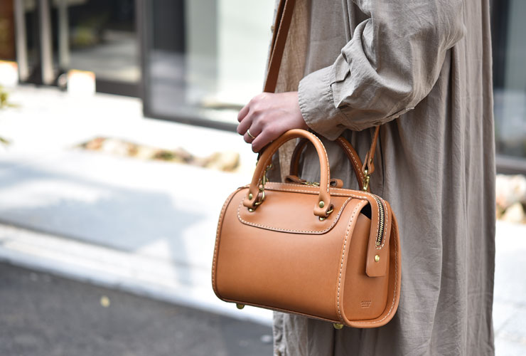 レディースにおすすめしたい軽めのミニボストンバッグ / 革鞄のHERZ