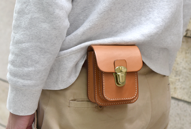 ハードレザーで仕上げたポケット付きのベルトポーチ / 革鞄のHERZ