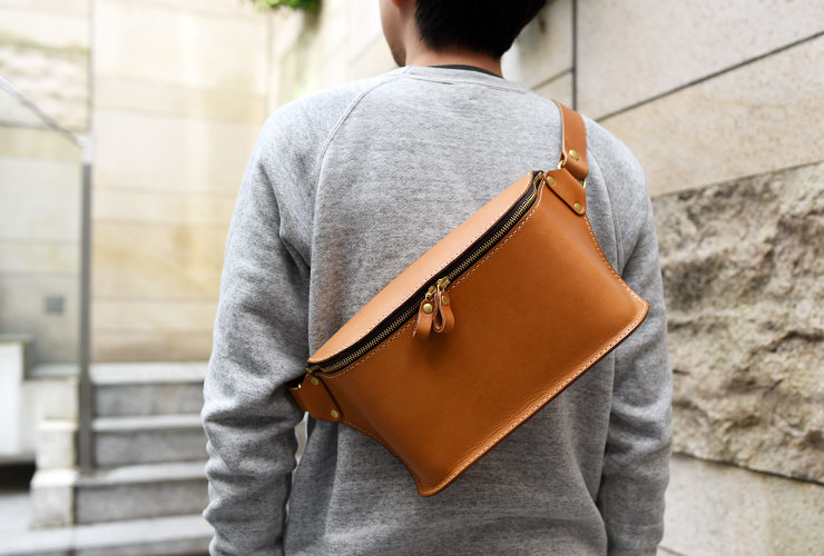 二枚の革で立体を構成した大きめボディバッグ / 革鞄のHERZ(ヘルツ