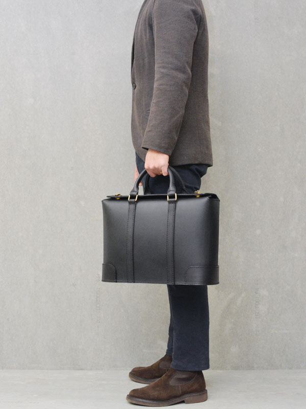 オーバルなふっくらフォルムの箱型ビジネスバッグ / 革鞄のHERZ(ヘルツ