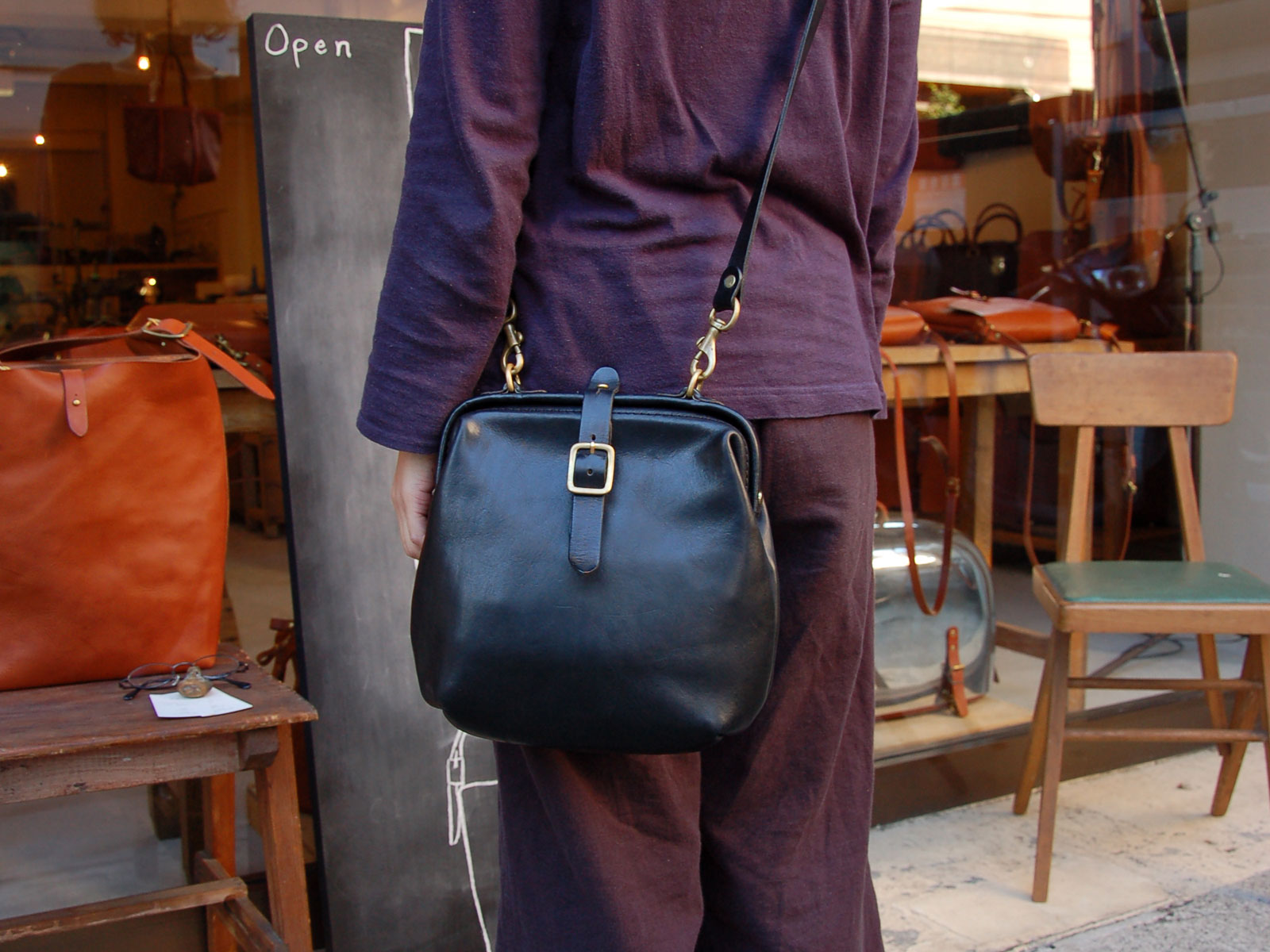 Organ作り手：マリ愛用「Organ口枠ショルダーバッグ」｜革鞄・革小物の