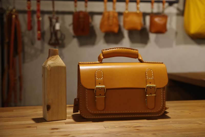 永遠のクラシック。二本ベルトの2wayミニバッグ｜革鞄・革小物のHERZ