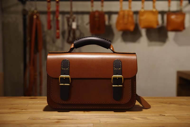 永遠のクラシック。二本ベルトの2wayミニバッグ｜革鞄・革小物のHERZ