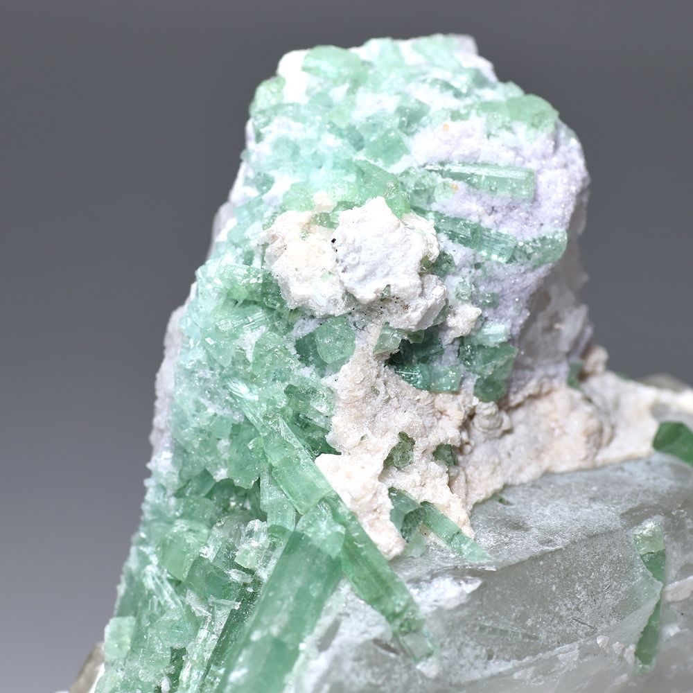 パキスタン産グリーントルマリン原石（レピドライト共生）☆現品動画