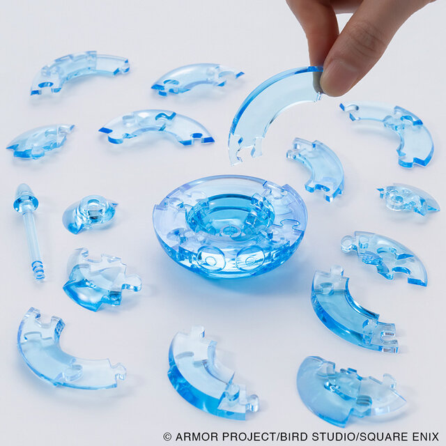 ドラクエ』透明ピースを組みあげると輝く「スライム」が完成！メタル