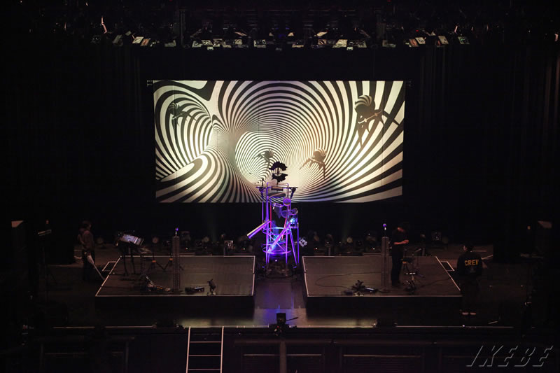 LIVE 核P-MODEL『パラレル・コザック』驚愕のライブ&機材レポート！