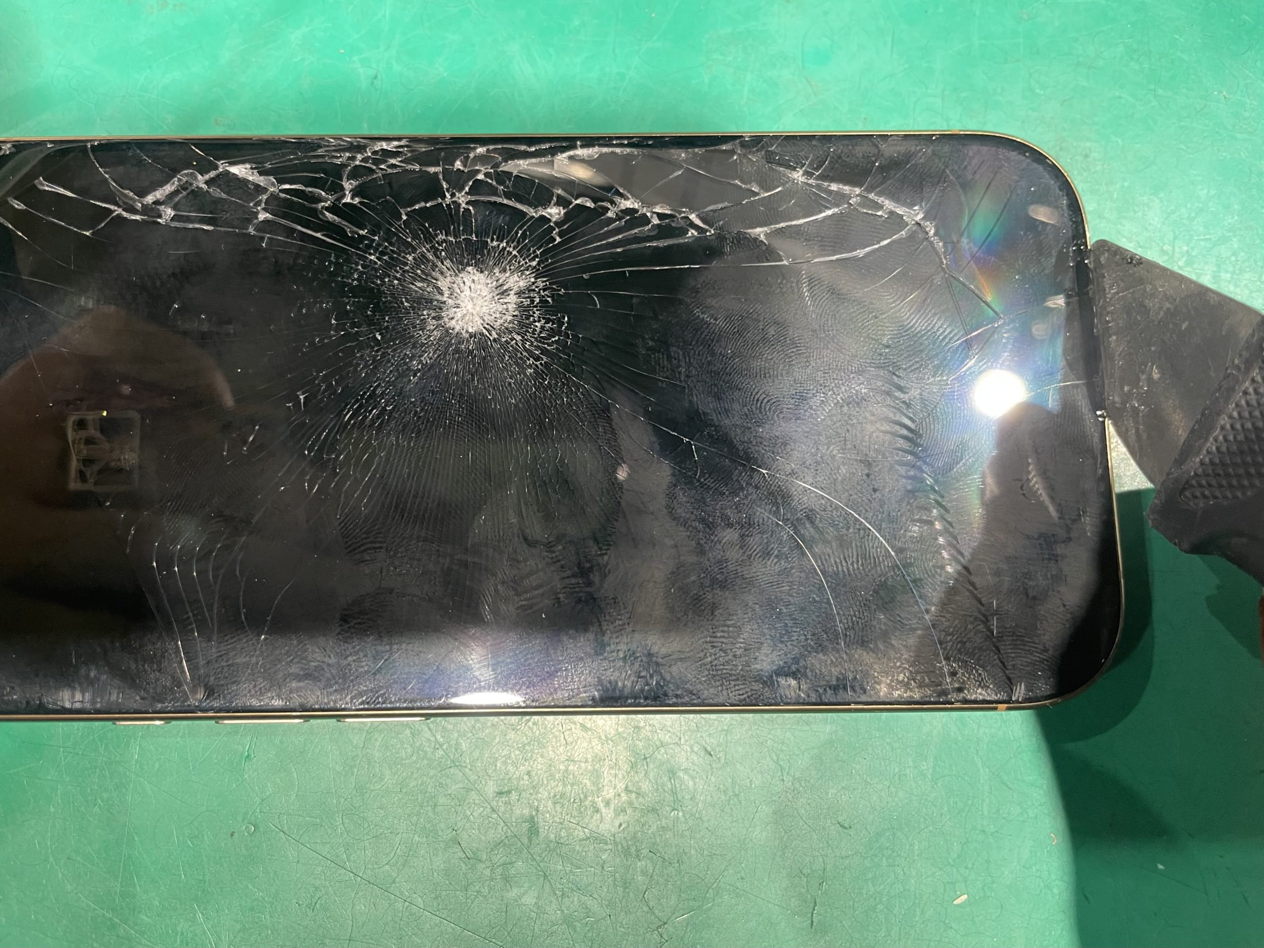 iPhone16Pro フロントパネル交換修理を承りました！ | iPhone修理