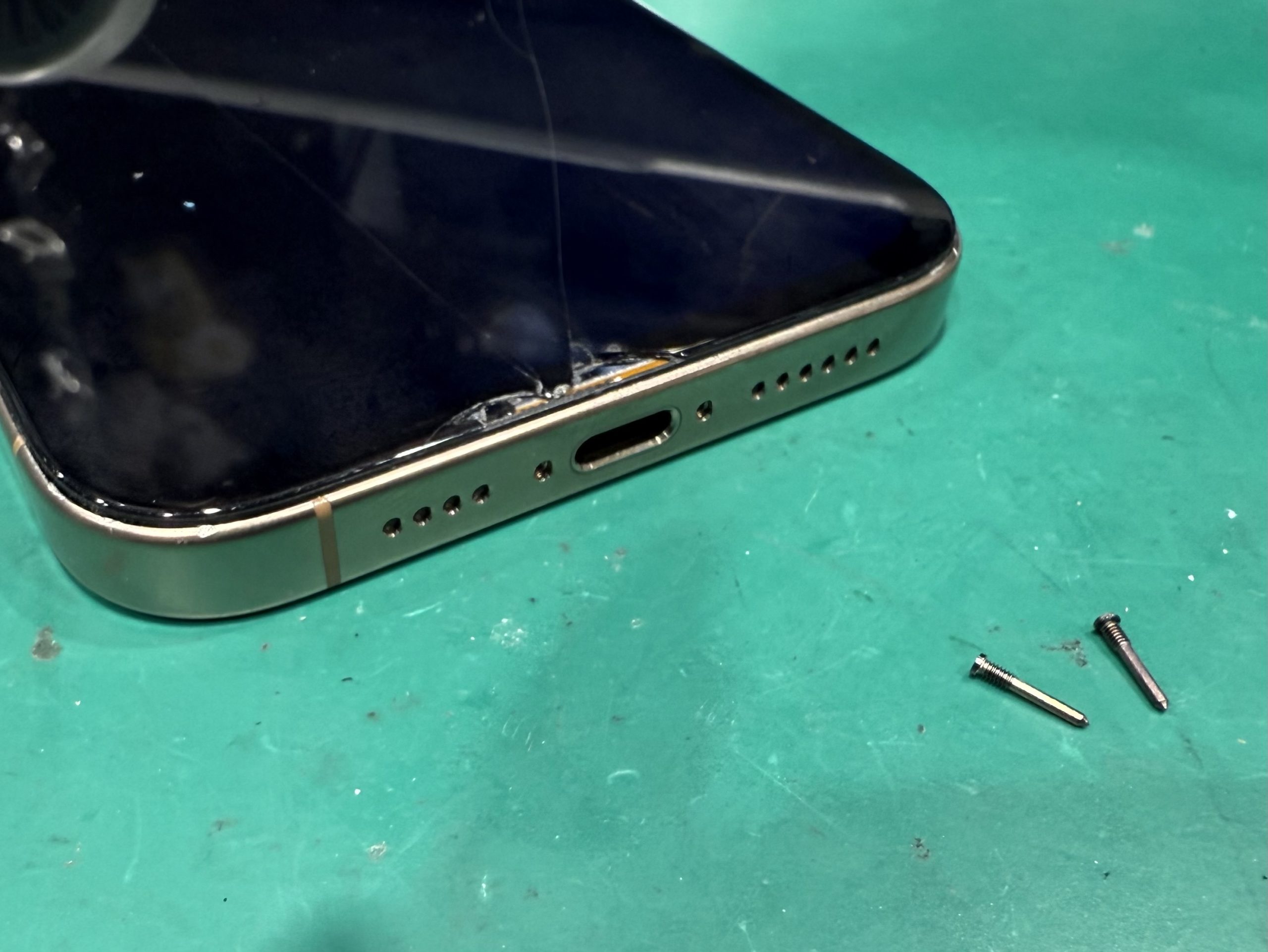 iPhone16ProMax フロントパネル交換修理を承りました！ | iPhone修理