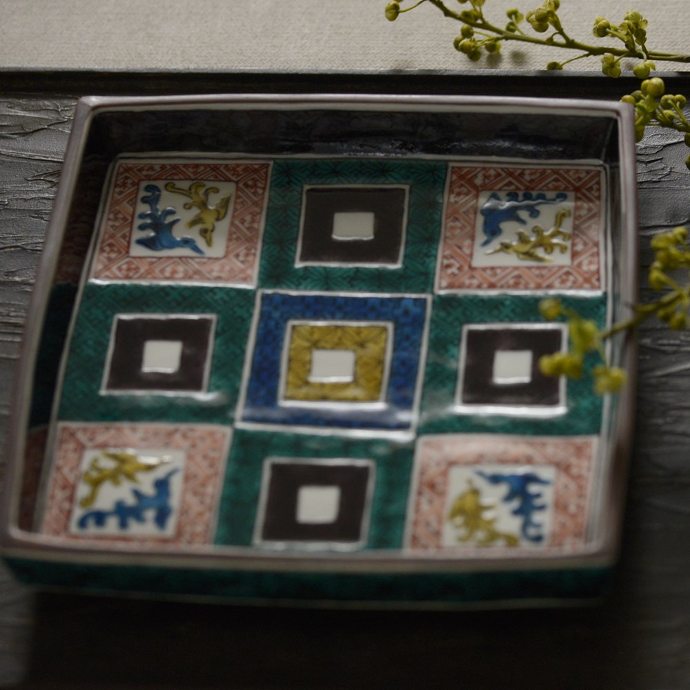 瑛生の器（九谷美陶園）｜石畳文様足六寸角皿｜作家の器と暮らす。IVORY