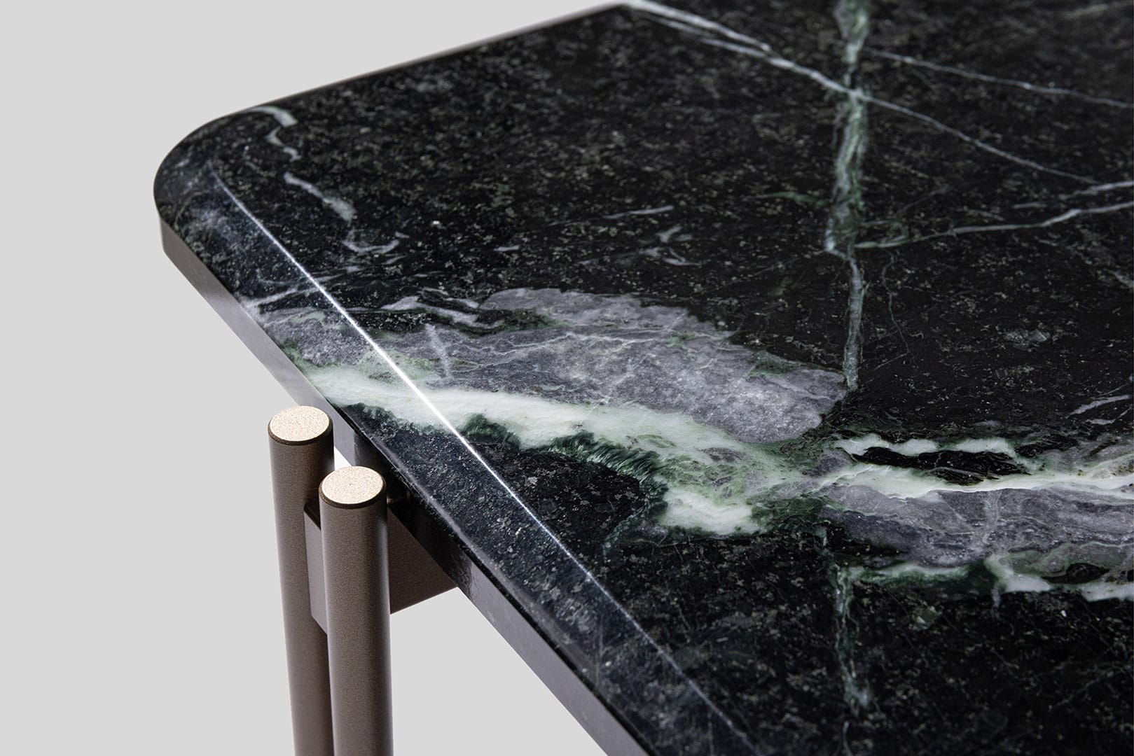 リッツウェルがミラノサローネ2026に出展、「ゆらぎの均衡」をテーマに