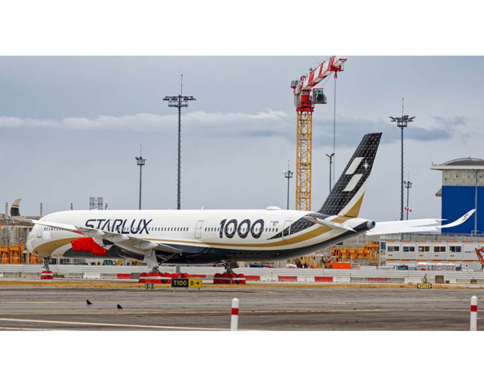 www.JetCollector.com: Starlux Airlines A350-1000 B-58551 1:400