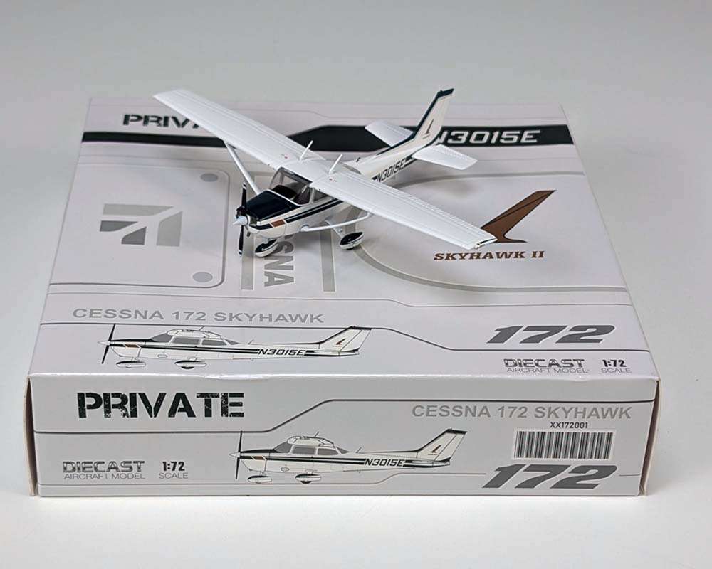 www.JetCollector.com: Cessna 172 SkyHawk II w/stand N3015E 1:72