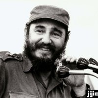 チェ・ゲバラの霊廟（れいびょう）で…：若き日のフィデル・カストロ氏