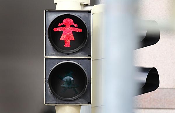 ドイツ南西部ゾントホーフェンの歩行者用信号…：世界の標識、非常識