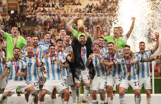 W杯決勝・アルゼンチン－フランス。優勝トロフィ…：リオネル・メッシ