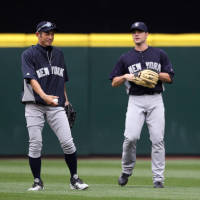 ヤンキースのユニホームを着て練習するイチロー。交換…：イチローさん