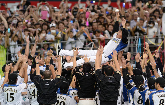 3年ぶり6度目のパ・リーグ優勝を果たし、胴上げ…：日本ハムの優勝