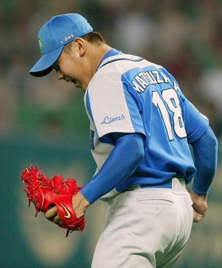 ダイエーに完投勝ちし、ガッツポーズする西…：「平成の怪物」松坂大輔