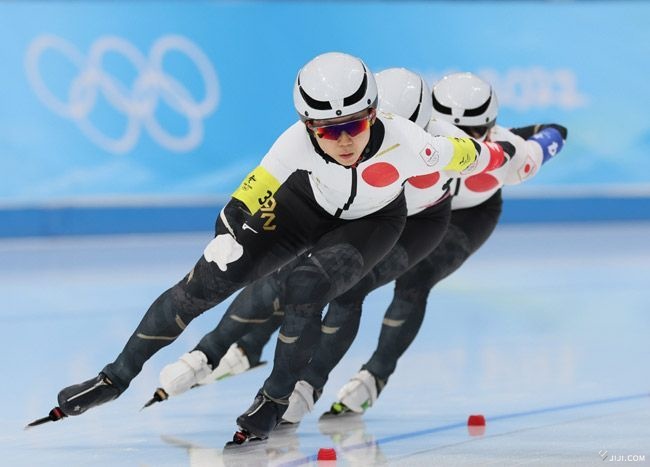 北京五輪の女子団体追い抜き決勝で滑走…：スピードスケート 高木美帆