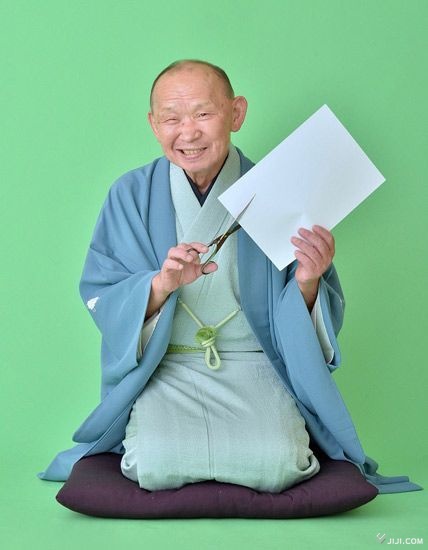寄席紙切り芸の第一人者、林家正楽（はやしや・しょう…：追悼2024 写真