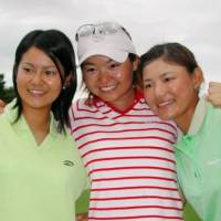 第1回女子W杯ゴルフに優勝し、優勝トロフィー…：女子ゴルフ・宮里藍