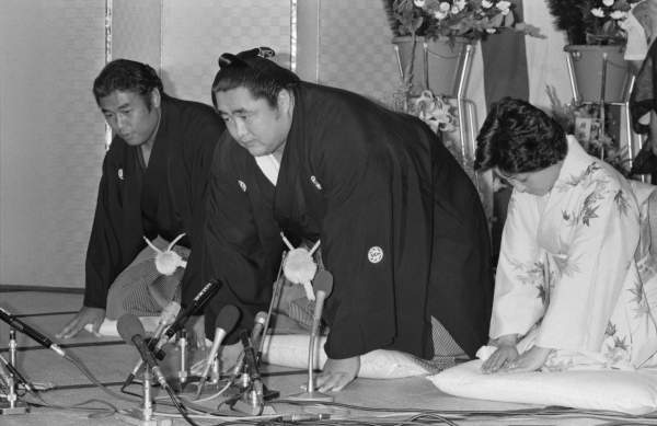 大関昇進の伝達を受ける大乃国（中央）の左で頭を…：追悼・元放駒親方