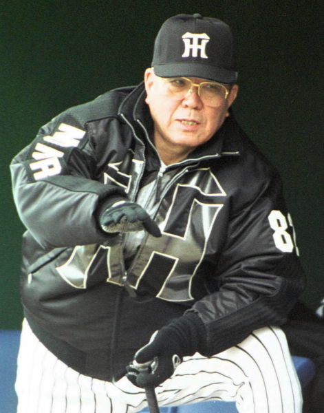 選手の動きに目を光らせる阪神タイガースの野村克也監督…：野村克也氏