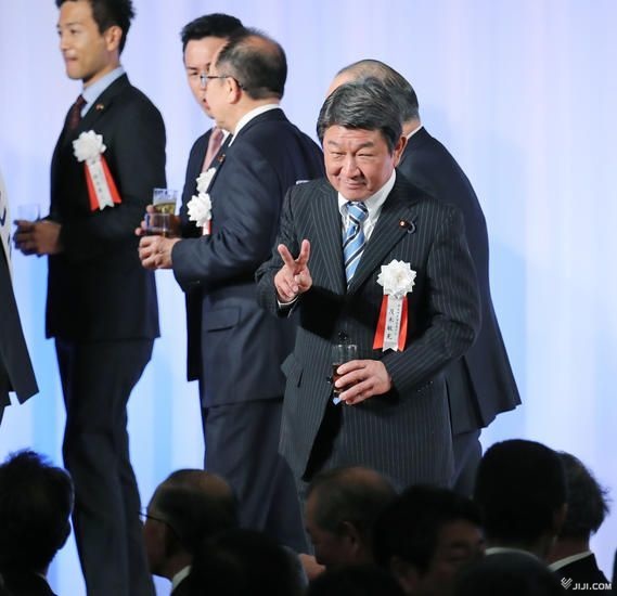 自民党竹下派の政治資金パーティーで、壇上で撮影に応じ…：茂木敏充氏