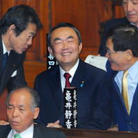 衆院本会議に出席し中川昭一自民党政調会長（…：平沼赳夫元経済産業相