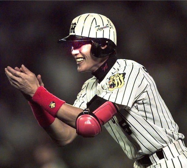 サヨナラ打を放ち手をたたいて喜ぶ阪神…：「ビッグボス」 新庄剛志氏