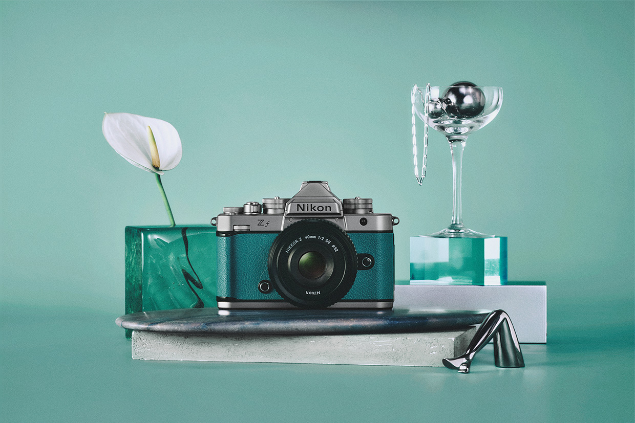 フルサイズミラーレスカメラ「ニコン Z f」の新色「Z f シルバー」を