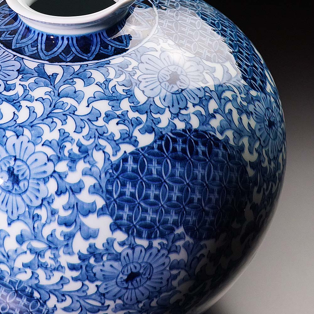 有田焼】染付花紋花瓶 (初代真右衛門作)