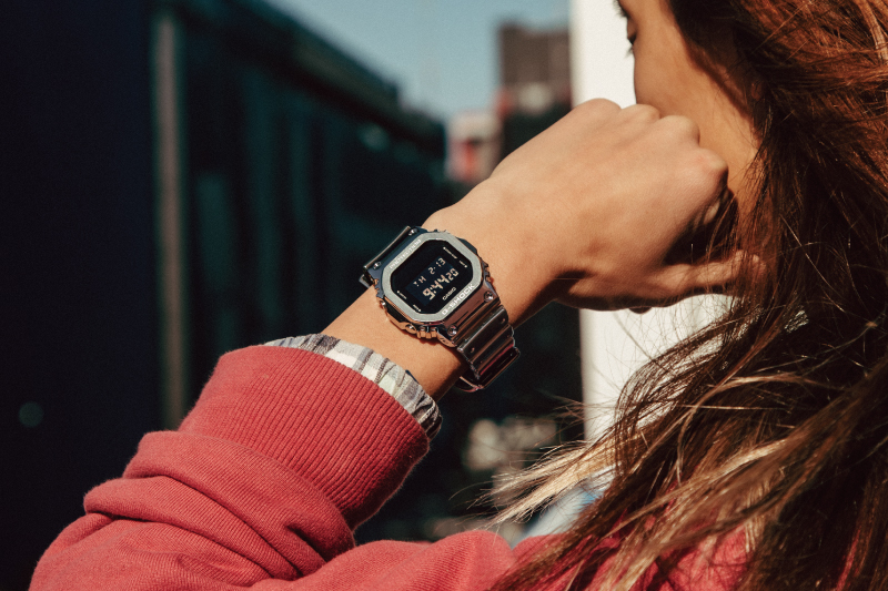 まるで金属のようなバンドが輝くFINE METALLIC SERIES｜G-SHOCK | オン