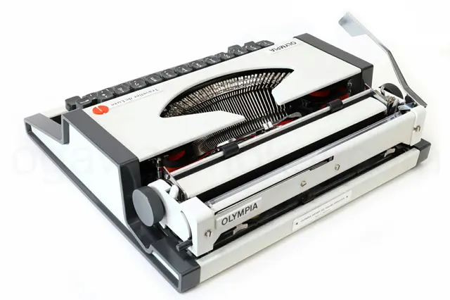 OLYMPIA Traveller de luxe（カナ専用配列） 中古タイプライター