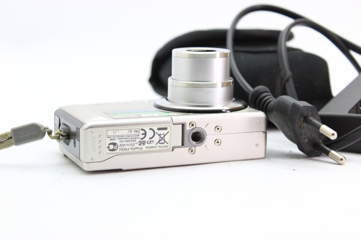 富士フィルム FINEPIX F60fd ☆シルバー☆取扱説明書・充電器・充電式