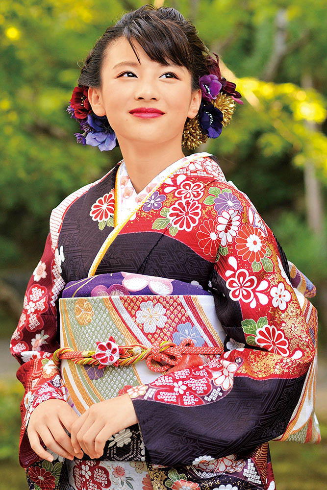 紫紺地に金駒刺繍と絞り柄が豪華な正統派古典振袖｜オトナ見えの落ち着き