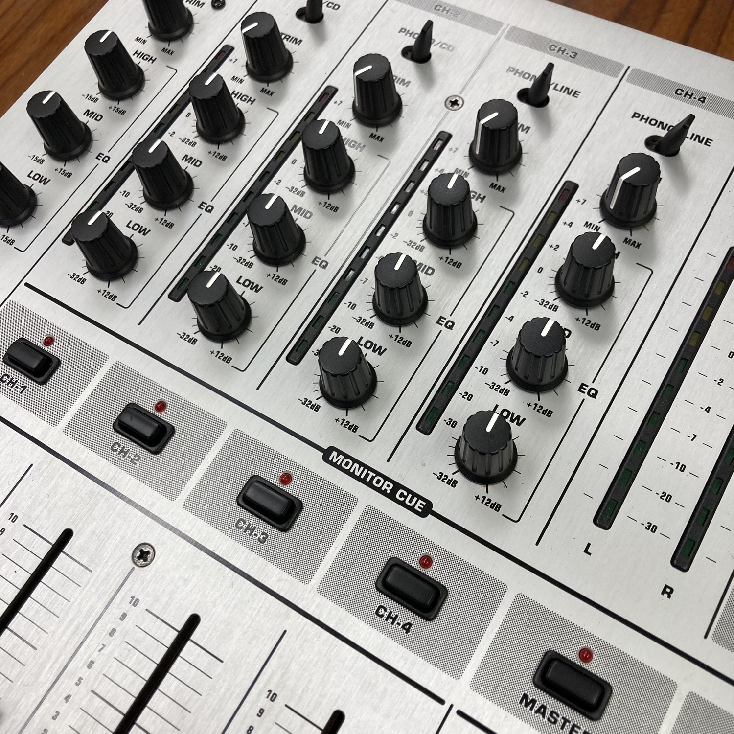 ジャンク品】BEHRINGERの4チャンネルDJミキサーDJX700のご紹介です！！