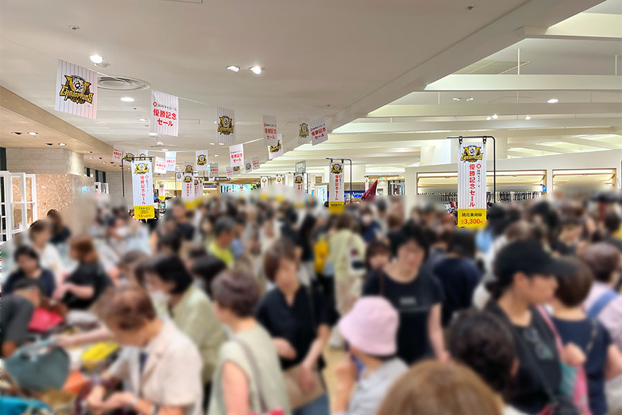 まだまだ盛り上がる！ 阪神梅田「史上最速優勝セール」2日目も大混雑