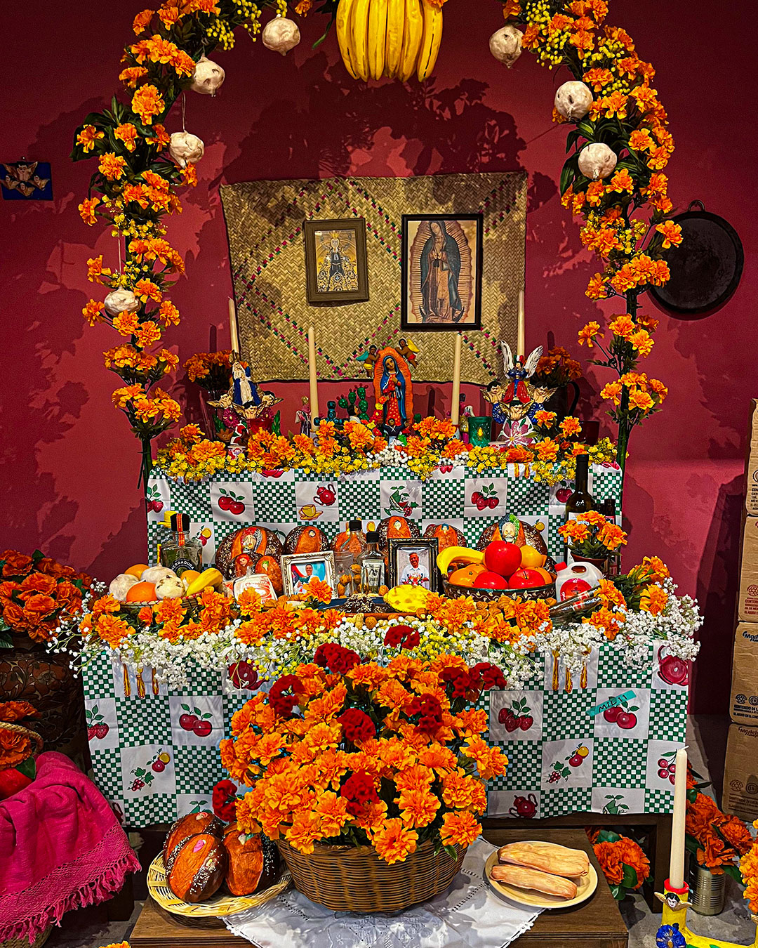 死者の日の祭壇 -『けむりと人々のつながり - メソアメリカの記憶』展