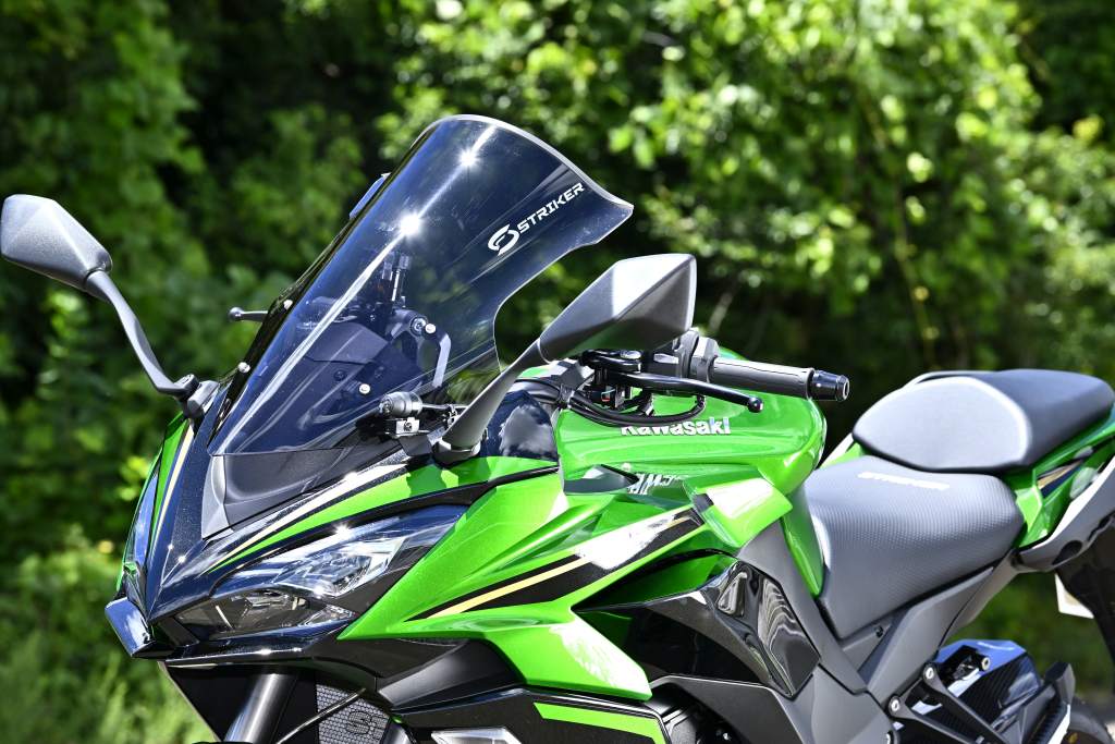 防風性能を追求！ Ninja 1100SX用のSTRIKER エアロスクリーン発売