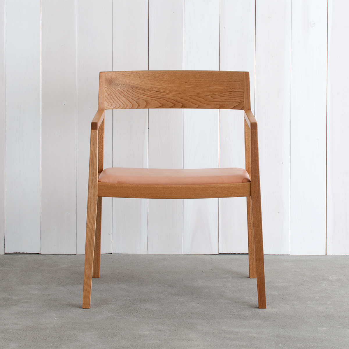 大きな座面を持つアームチェア acw - arm chair