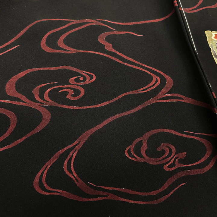 鶴が魅力的に表現された個性的な金彩黒留袖 本染め 金彩黒留袖【鶴と