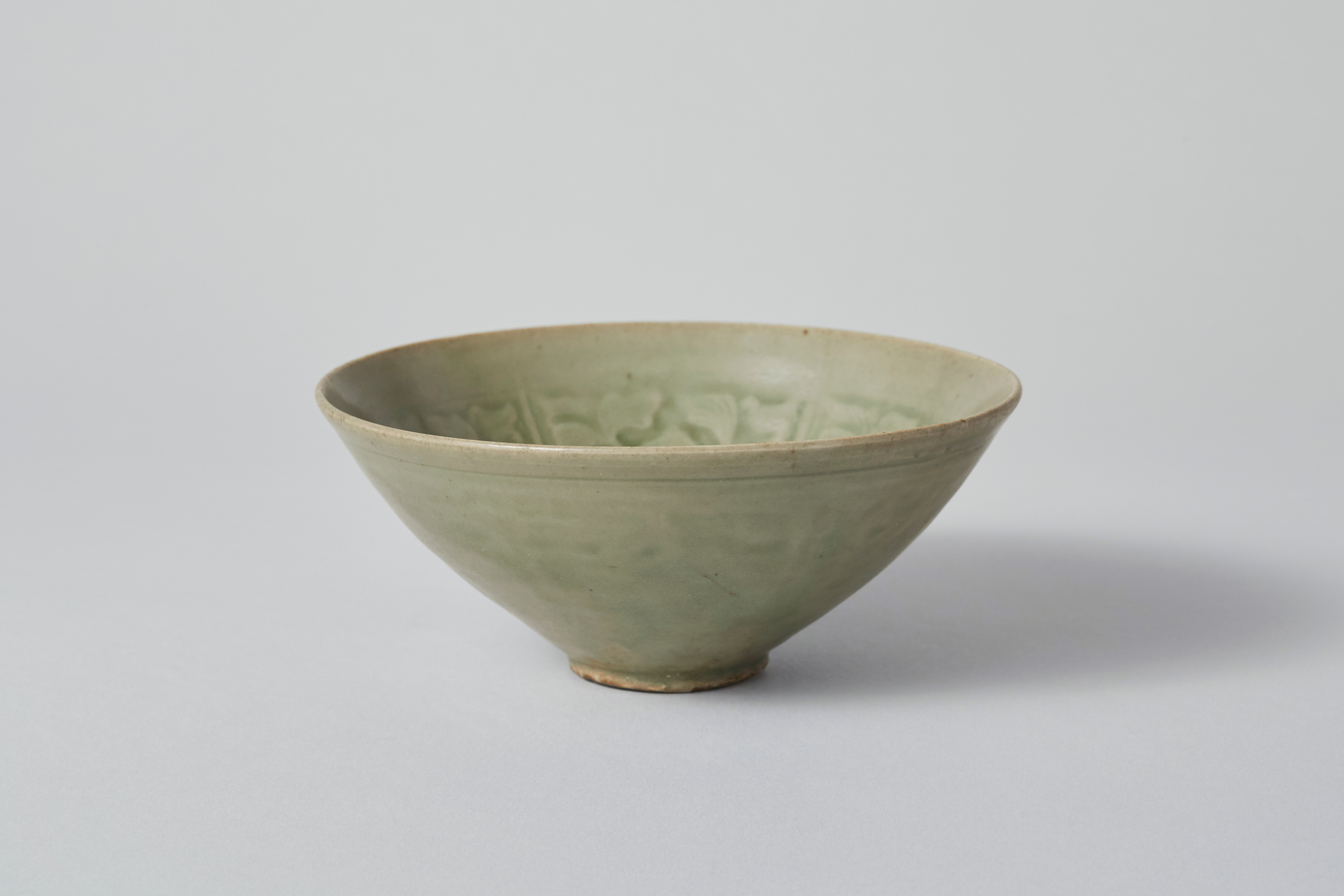 青磁刻花牡丹文碗